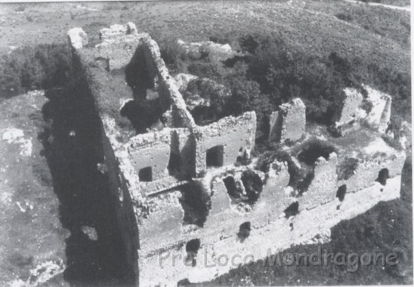 Vecchia foto aerea della Rocca del Monte Petrino.jpg